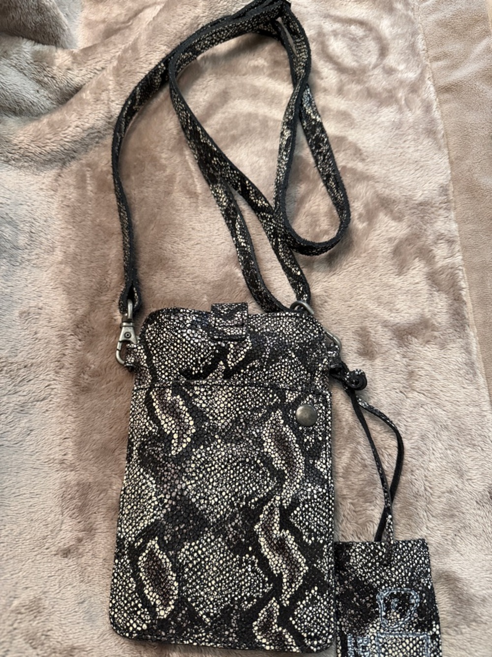 Stylish leather Black white & Silver Snake-Print Crossbody phone Bag